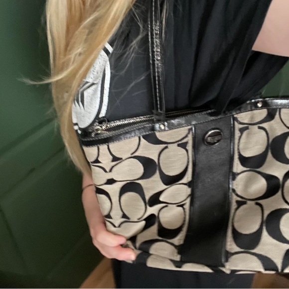 Elegant Black and Cream Tote Bag - Picture 3 of 3